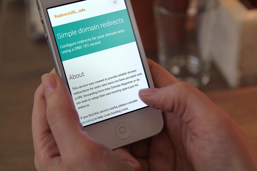 RedirectURL.info website shown on a smartphone